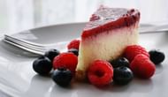 Irregular sleep can increase sugar cravings. (Image via Pexels/Suzy Hazelwood)